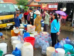 Krisis Air Bersih di Tegal, Warga Rela Antre di Bawah Rintik Hujan