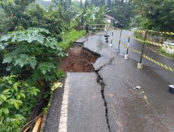 Ruas Provinsi Bumiayu–Salem di Legok Bantarkawung Longsor