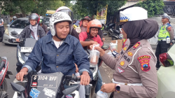 Polantas Bagikan Takjil dan Sampaikan Pesan Tertib Berlalu Lintas