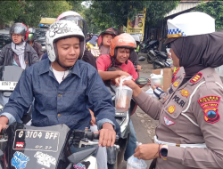 Polantas Bagikan Takjil dan Sampaikan Pesan Tertib Berlalu Lintas