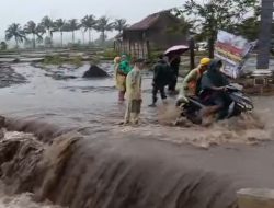 Banjir Luapan Sungai Keruh Rendam Jalan Utama Adisana