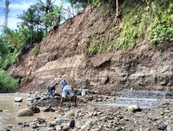 Gerusan Sungai Pedes Dekati Permukiman, Warga Karangjati Brebes Pasang Bronjong Secara Swadaya