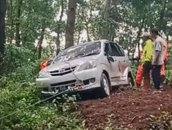 Rem Blong, Avanza Terperosok di Turunan Simpur Gunung Lio Salem Brebes