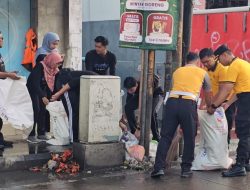 Bersihkan Fasum Pusat Kota, TNI-Polri dan Pemkab Brebes Sinergi Kerja Bakti Saat Ramadan