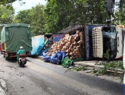 Truk Muat Mi Instan Terguling di Jalur Pantura Kendal