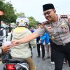 Polisi di Brebes Bareng Mahasiswa Bagikan Takjil dan Buka Puasa Bersama