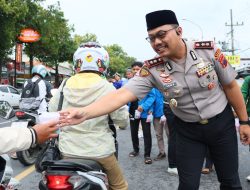 Polisi di Brebes Bareng Mahasiswa Bagikan Takjil dan Buka Puasa Bersama