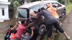 Relawan Bangbara Siaga 24 Jam Bantu Pemudik di Jalur Rawan Longsor Gunung Lio