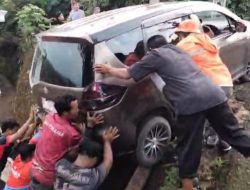 Relawan Bangbara Siaga 24 Jam Bantu Pemudik di Jalur Rawan Longsor Gunung Lio
