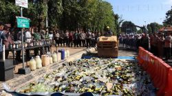 13 Ribu Botol Miras dari 17 Merek Dimusnahkan Polres Batang