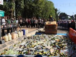 13 Ribu Botol Miras dari 17 Merek Dimusnahkan Polres Batang