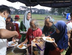 Polres Tegal Berbagi, Buka Puasa Bersama Ojol dan Warga di Lapangan Kalibliruk