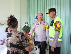 Polres Brebes Dampingi Pemulihan Psikologis Korban Kecelakaan Bus di Tol