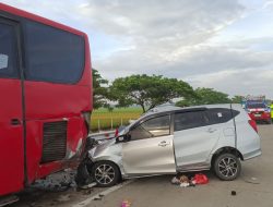 Calya Tabrak Bus Agra Mas di Tol KM 290 B Pejagan-Pemalang, Tiga Orang Meninggal Dunia di Lokasi