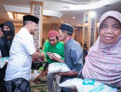 Gubernur Jateng Bagikan 4 Ton Zakat ke 2.000 Mustahik di Malam Takbiran