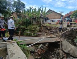 Jembatan Langkap–Adisana Putus Diterjang Banjir, Wabup Brebes Wurja: Segera Ditangani