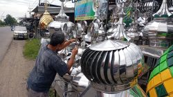 Bisnis Lesu, Penjual Kubah Masjid di Tegal Pilih Banting Harga