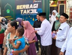 Perkuat Kerukunan, Kemenag Batang Gelar Pembagian Takjil Moderasi