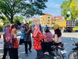 DWP Disperpusip Bagikan Ratusan Takjil di Bundaran Tugu Poci