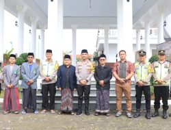 Sambangi Ulama dan Tokoh Agama, Kapolres Tegal Serahkan Bingkisan Lebaran dari Kapolri