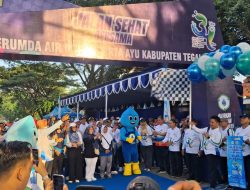 Tenaga Harian Lepas Raih Hadiah Motor Listrik di Jalan Sehat Bersama HUT ke-34 Perumda Tirta Ayu