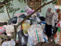 Dibalik Harga Plastik Naik, Nasabah Bank Sampah di Brebes Ketiban Berkah
