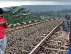 Tiga Remaja Tertemper Kereta di Jembatan Sakalibel Bumiayu