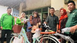 Berangkat Sekolah Jalan Kaki, PKB Kabupaten Tegal Bantu Sepeda Untuk Dua Siswa di Bulakpacing