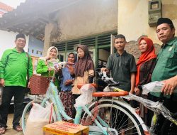 Berangkat Sekolah Jalan Kaki, PKB Kabupaten Tegal Bantu Sepeda Untuk Dua Siswa di Bulakpacing