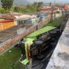 Gagal Nanjak, Truk Bermuatan Batu Bara Jatuh dari Flyover Kretek Brebes