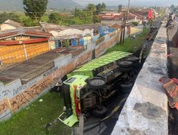 Gagal Nanjak, Truk Bermuatan Batu Bara Jatuh dari Flyover Kretek Brebes