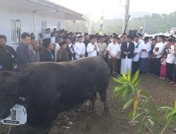 Gubernur Jateng Serahkan Sapi Kurban Bagi Warga Terdampak Bencana di Desa Padasari