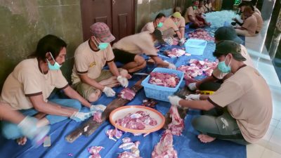 Tanpa Kupon, Masjid Agung Tegal Bagikan 2.500 Paket Kurban