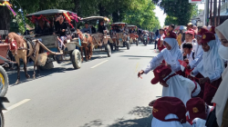 Ribuan Warga Sambut Kirab Tombak Kyai Plered Hingga Berebut Sawaran