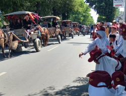 Ribuan Warga Sambut Kirab Tombak Kyai Plered Hingga Berebut Saweran