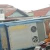Tabrak Pembatas Jalan, Minibus Terguling di Jalur Pantura
