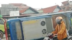 Tabrak Pembatas Jalan, Minibus Terguling di Jalur Pantura