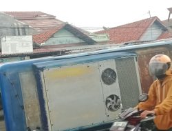 Tabrak Pembatas Jalan, Minibus Terguling di Jalur Pantura