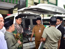 Pemkab Tegal Serahkan Tujuh Ambulans Bagi PCNU, Ini Tunjuannya