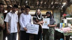 Bupati Paramitha Blusukan Serahkan Bantuan RTLH