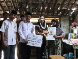 Bupati Paramitha Blusukan Serahkan Bantuan RTLH