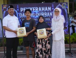 Polres Brebes Bagikan 1.074 Paket Daging Kurban
