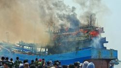 Kapal Nelayan Terbakar di Pelabuhan Tegal, Pemadam Dikerahkan