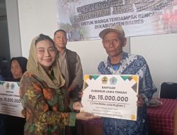 Gubernur Jateng Gelontorkan Rp 2,4 Miliar untuk Korban Tanah Gerak Sirampog dan Banjir Bumiayu